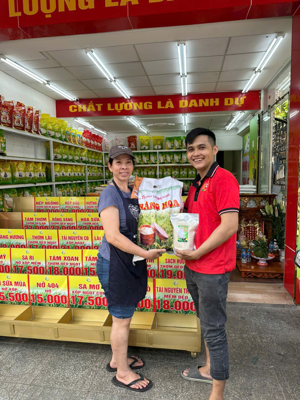 Khách hàng đến mua sắm tại cửa hàng kho gạo Sài Gòn quận 10